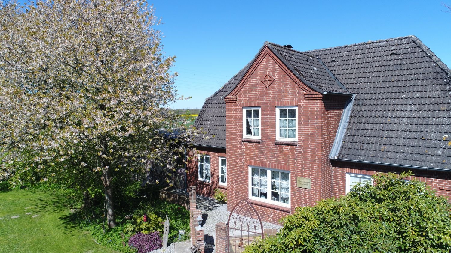 Charmantes Haus vor den Toren von Husum für die Große Familie mit vielen Nebenräumen - auch für Gewerbe geeignet Charmantes Haus vor den Toren von Husum für die Große Familie mit vielen Nebenräumen - auch für Gewerbe geeignet