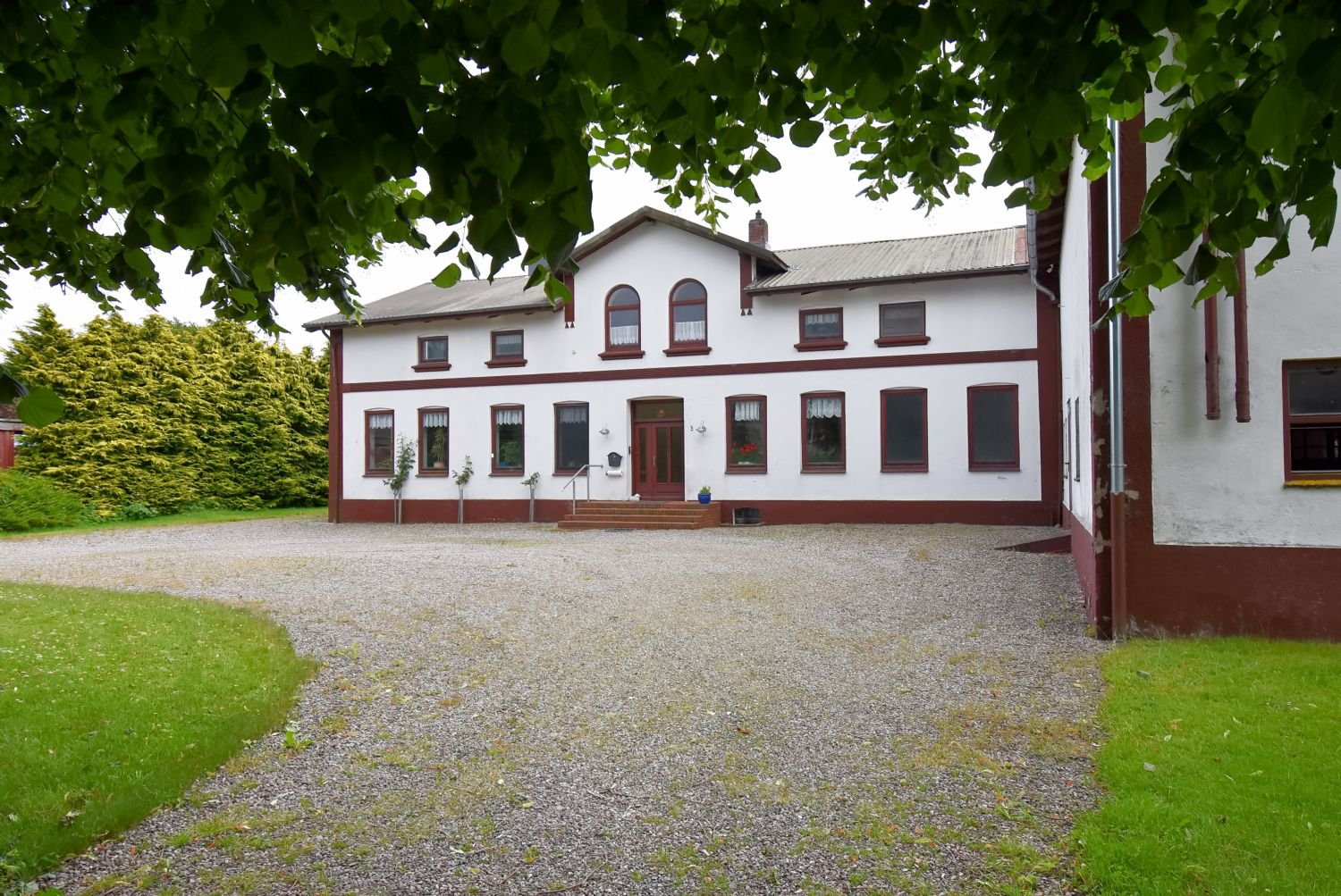 Resthof mit über 2 ha Land, Stall, Maschinenhalle und div. Nebengelassen zwischen Flensburg und Schleswig Resthof mit über 2 ha Land, Stall, Maschinenhalle und div. Nebengelassen zwischen Flensburg und Schleswig